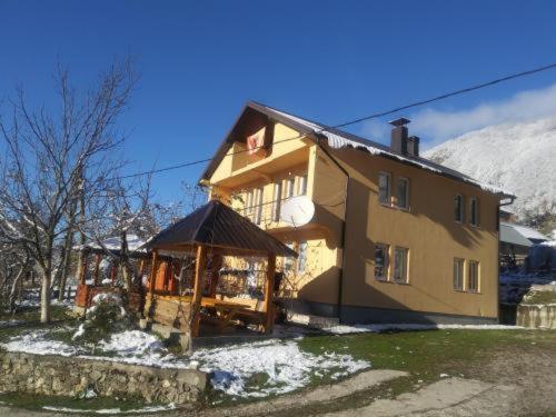 Dedushi Guesthouse &Wood Cabins-Camping Place Gusinje Esterno foto